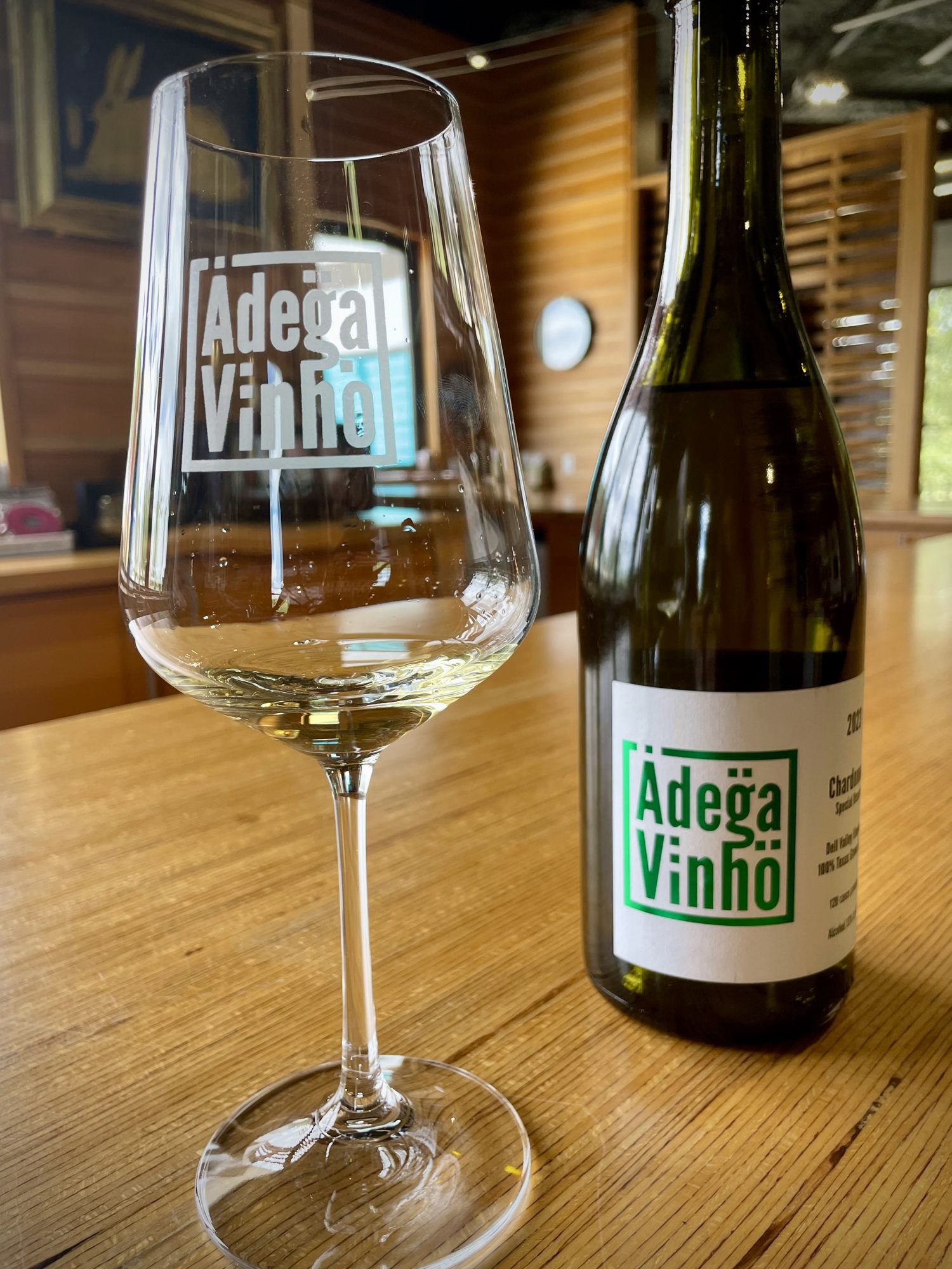 Plate 02 · The estate Chardonnay at Adega Vinho — the surprise argument in the lineup